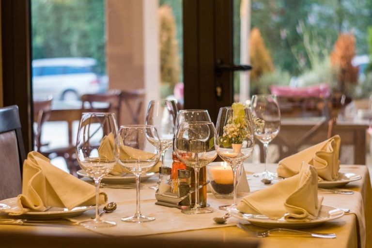 Assortiment van mooie en lekkere flessen wijn inclusief rode, witte en rosé wijnen