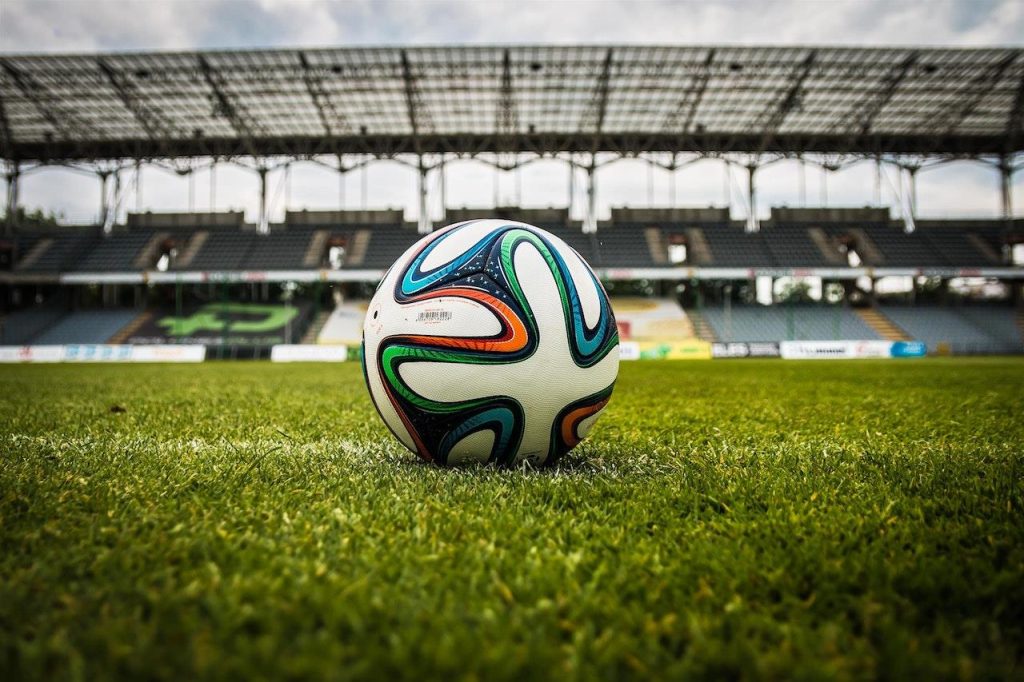 Belgische voetbalsupporters creëren vibrant atmosfeer in stadion met vlaggen en choreografieën, toont impact supporters Pro L