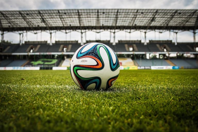 Ons team Belgische voetbalsupporters creëren vibrant atmosfeer in stadion met vlaggen en choreografieën, toont impact supporters Pro L