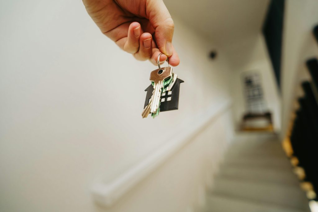 Illustratie van een eigenaars die hun huis verkopen zonder makelaar via uit de hand verkoop